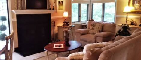 Smart TV, fireplace