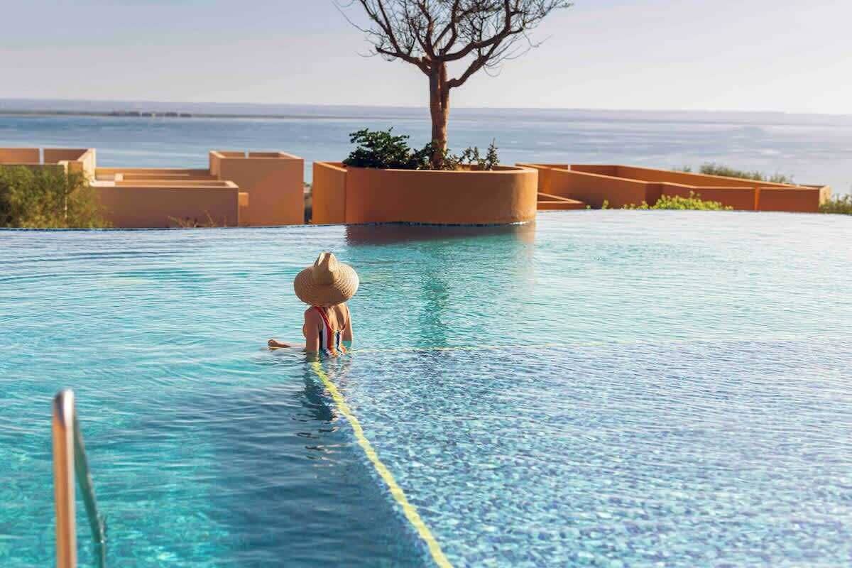 Una piscina al aire libre, una piscina infinita