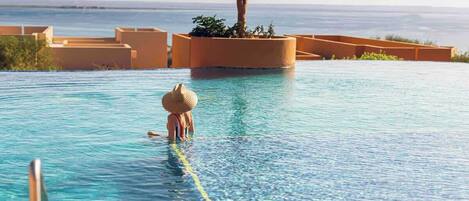 Una piscina al aire libre, una piscina infinita