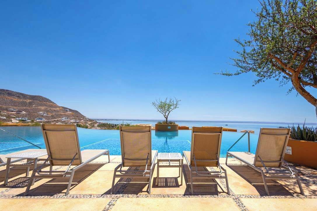 Outdoor pool, an infinity pool