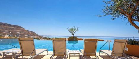 Piscine extérieure, piscine à débordement