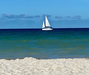 In Strandnähe, Liegestühle, Strandtücher
