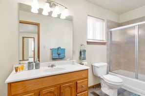 Combined shower/bathtub, hair dryer, towels