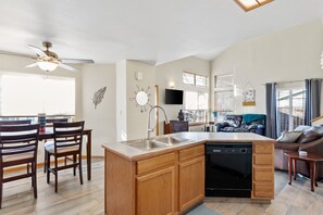 Smart TV - Downtown Getaway - Dog & Family Friendly! (Loveland)