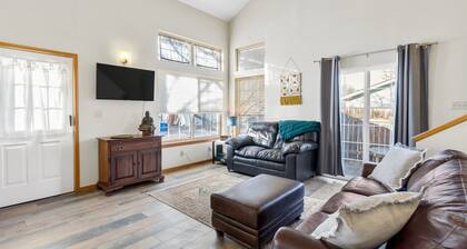 2nd St Downtown Getaway • Dog Friendly