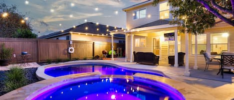 Una piscina al aire libre, una piscina climatizada