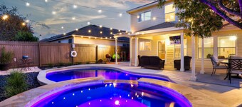 Heated Pool~HotTub~HUGE Game Room~Splash Pad~4BR~Alamo City Oasis
