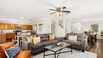 TV connectée, cheminée, jeux vidéo, baby-foot