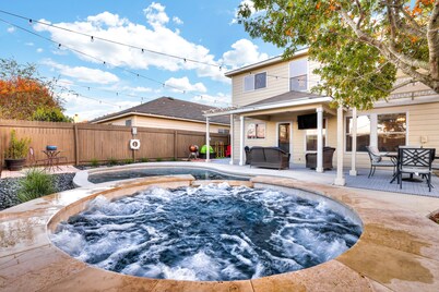 Heated Pool~HotTub~HUGE Game Room~Splash Pad~4BR~Alamo City Oasis