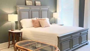 1 chambre, fer et planche à repasser, lit de bébé portatif