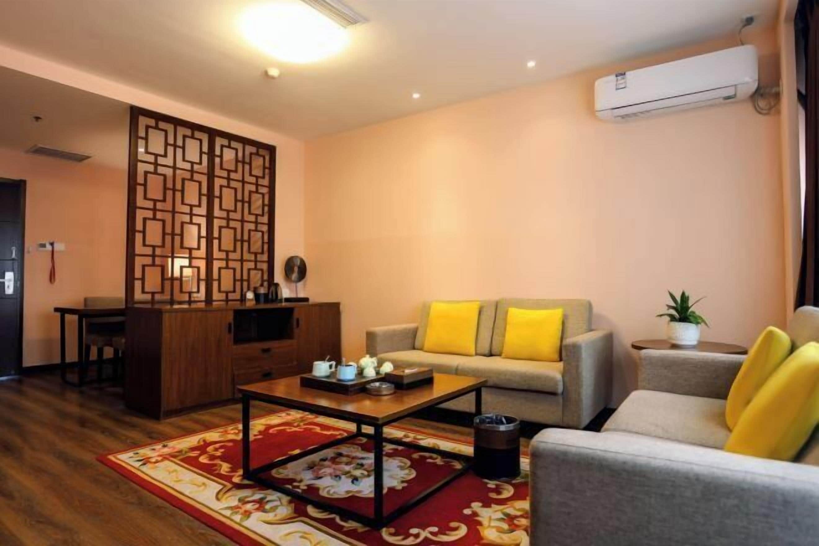 Una sala de estar moderna con un sofá, una mesa de centro y un biombo decorativo.