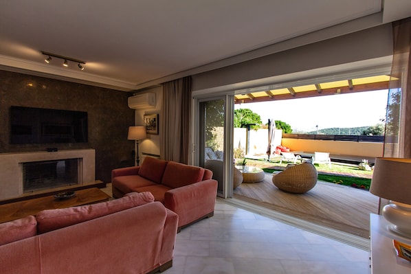 Exclusive Apartment | Living area | 52-inch Smart TV with digital channels, TV, Netflix