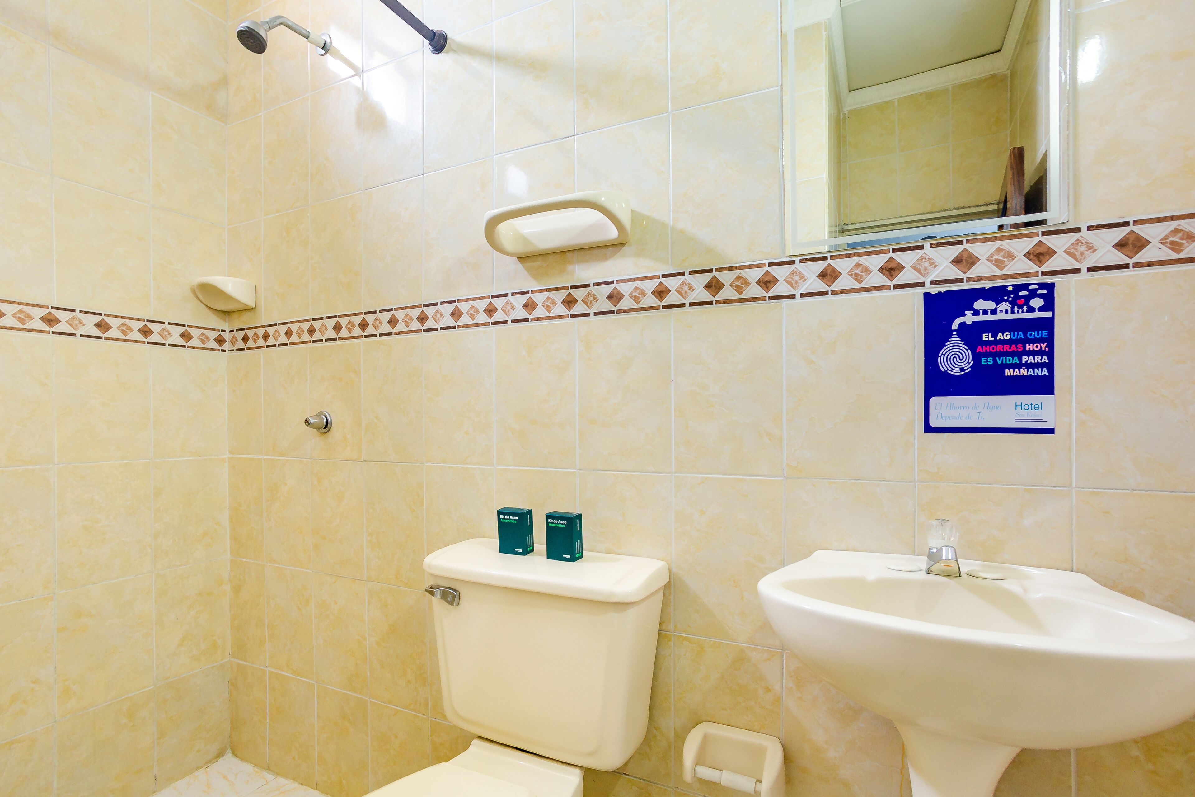 Habitación doble superior | Baño | Regadera, amenidades de baño gratuitas, toallas, jabón 