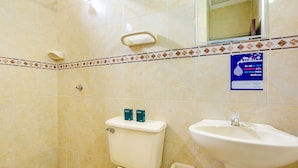 Quarto casal superior | Banheiro | Chuveiro, produtos de toalete grátis, toalhas de banho, sabonete