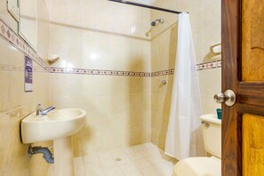 Triple Room | Bathroom | Shower, free toiletries, towels, soap - San Rafael LG (Sincelejo)