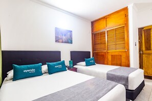 Habitació triple | Roba de llit hipoal·lergògena, wifi gratuïta i roba de llit 