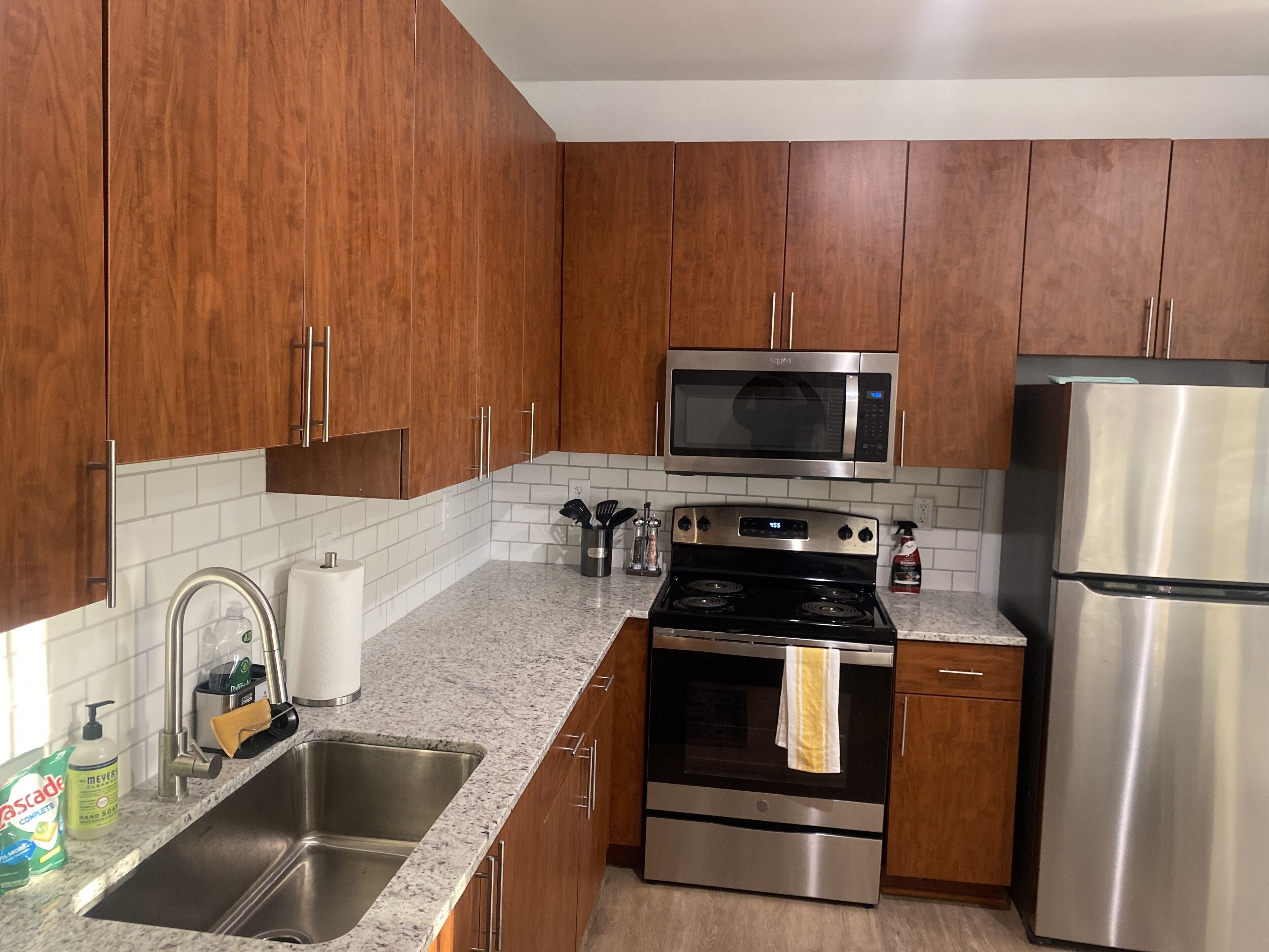 Microwave, dishwasher, coffee/tea maker, cookware/dishes/utensils