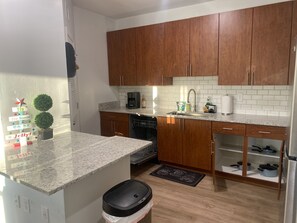 Microwave, dishwasher, coffee/tea maker, cookware/dishes/utensils