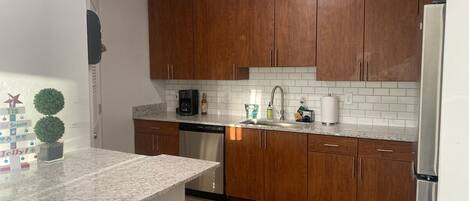 Microondas, lavavajillas, cafetera y tetera y utensilios de cocina