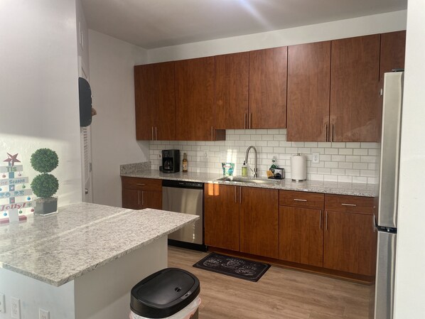 Micro-ondes, lave-vaisselle, cafetière/bouilloire