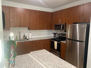 Mikrowelle, Geschirrspüler, Wasserkocher mit Kaffee-/Teezubehör