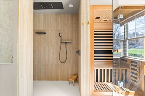 Duschwanne, Handtücher, Toilettenpapier