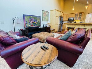 Una televisión, una chimenea, un futbolín, una mesa de tenis de mesa