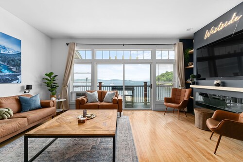 The Westside - Hot tub, Private Beach & Dock. Pet-friendly!