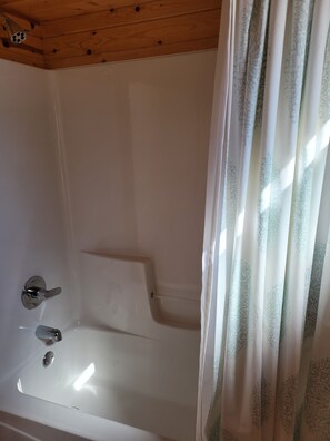 Ensemble baignoire-douche, serviettes fournies, papier de toilette