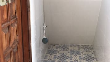 Regadera y papel de baño