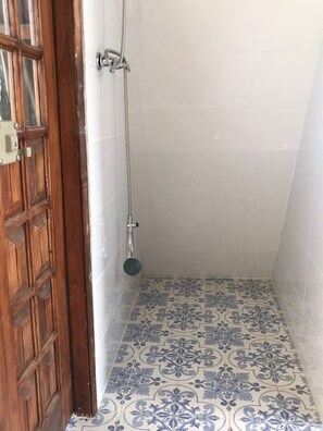 Regadera y papel de baño 