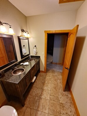 Dusj, boblebad, hårføner og håndklær