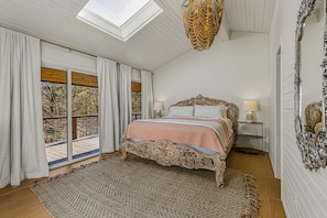 4 bedrooms, desk, free WiFi, bed sheets - Fully Renovated Modern Home, within 2 miles from downtown Highlands (Highlands)