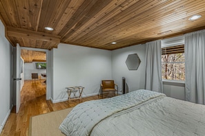 4 bedrooms, desk, free WiFi, bed sheets - Fully Renovated Modern Home, within 2 miles from downtown Highlands (Highlands)