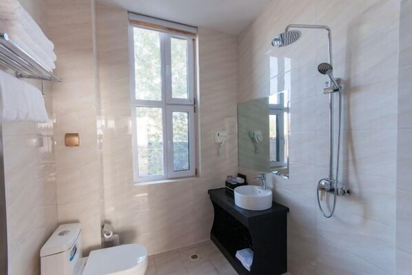 A modern bathroom with a toilet, sink, and shower. - He Qi Boutique Hotel (Harqin Banner)