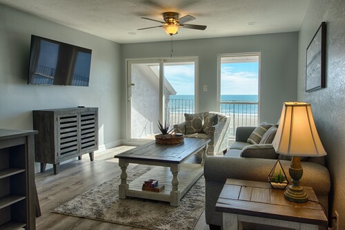 Captain's Cove - Beautifully Renovated Beachfront Condo 