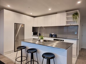 Departamento | Cocina privada | Refrigerador, microondas, horno y parrilla de estufa