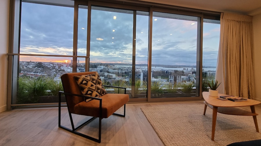 Luxe Apt w Harbour-Sunset Views -Parking