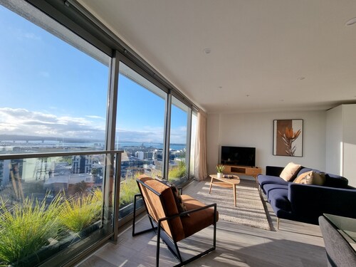 Luxe Apt w Harbour-Sunset Views -Parking