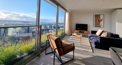 Luxe Apt w Harbour-Sunset Views -Parking