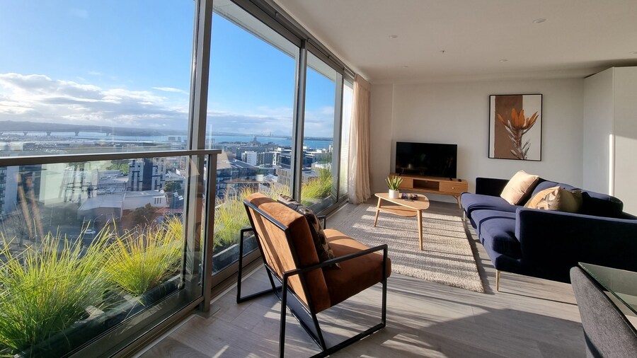 Luxe Apt w Harbour-Sunset Views -Parking