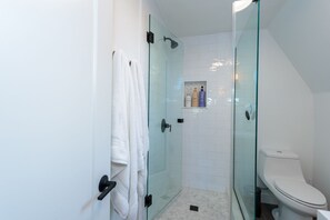 Een douche, een haardroger, handdoeken