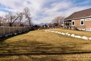 Property grounds - Montague Manor" W&D, Hot Tub, Queen Beds, Sleeps6 (Bluffdale)