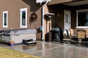 Outdoor dining - Montague Manor" W&D, Hot Tub, Queen Beds, Sleeps6 (Bluffdale)