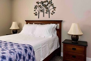 Betten mit Memory-Foam-Matratzen, Schreibtisch, BĂŒgeleisen/BĂŒgelbrett
