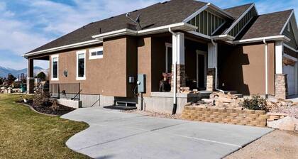 Montague Manor" W&D, Hot Tub, Queen Beds, Sleeps6