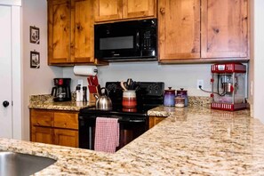 Fridge, microwave, oven, stovetop - Montague Manor" W&D, Hot Tub, Queen Beds, Sleeps6 (Bluffdale)