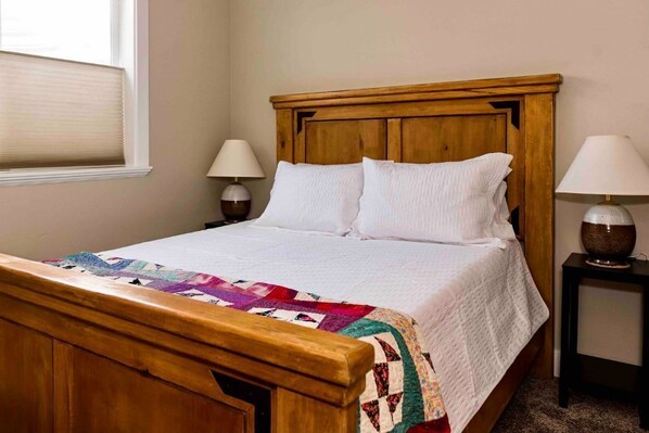 2 Schlafzimmer, Betten mit Memory-Foam-Matratzen, Bügeleisen/Bügelbrett