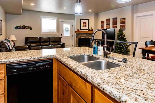 Montague Manor" W&D, Hot Tub, Queen Beds, Sleeps6