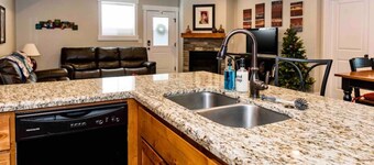 Montague Manor" W&D, Hot Tub, Queen Beds, Sleeps6